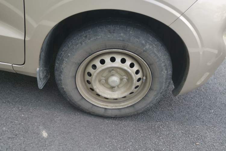 Used Wuling Hongguang V 2021 1.5L Jingqu Version LAR Right Front Wheel Hub