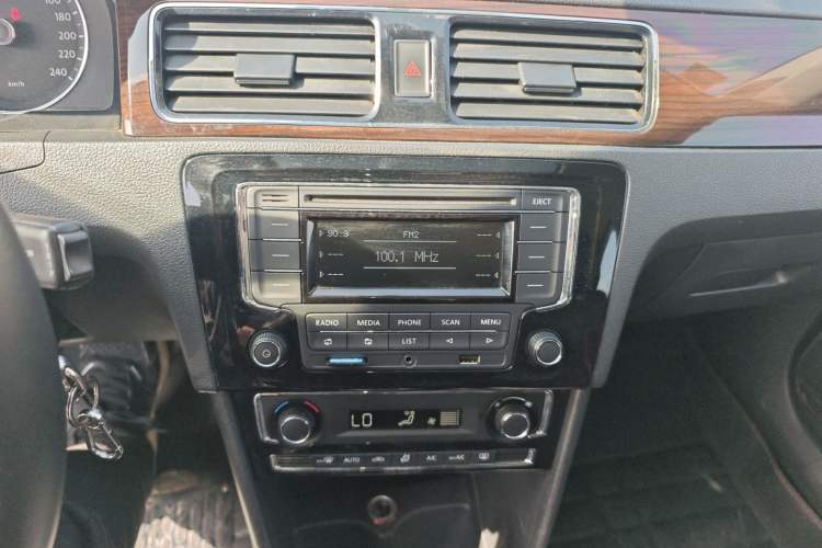 Used Volkswagen Santana 2013 1.6L Automatic Luxury Edition Audio And AC Panel