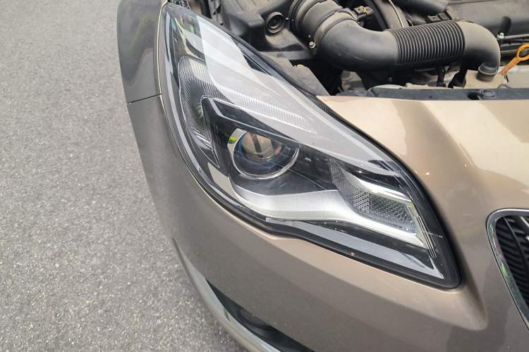 Used Buick Regal 2015 1.6T Leading Technology Model Right Front Headlight