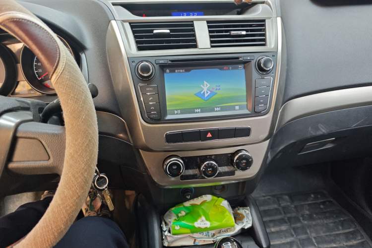 Used Geely Auto GX7 2015 Classic Edition 1.8L Manual Elite Model China V Standard Audio And AC Panel