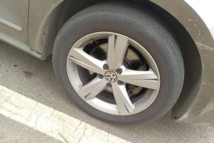 Used Volkswagen Passat 2014 1.8TSI DSG Prestige Edition Right Front Wheel Hub