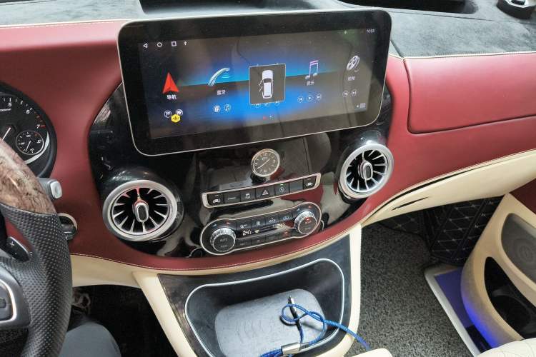 Used Mercedes-Benz Vito 2021 2.0T Business Version 7 Seats Audio And AC Panel