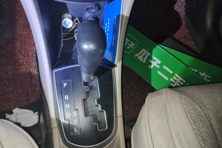 Used Hyundai Verna (older generation) 2014 1.4L Automatic Leading-Edge GLX Gear Lever