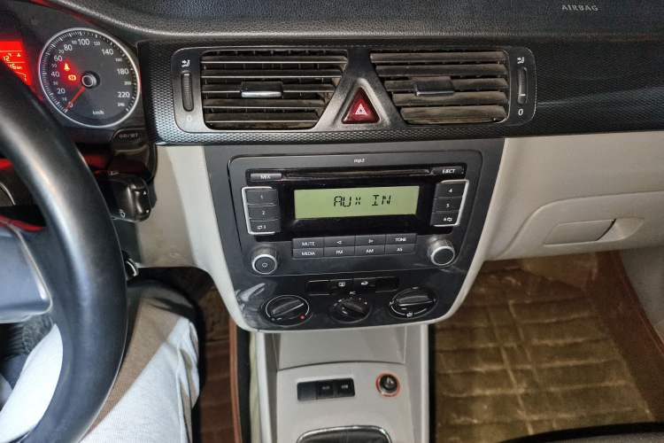 Used Volkswagen Bora 2011 1.6L Manual Comfort Version Audio And AC Panel