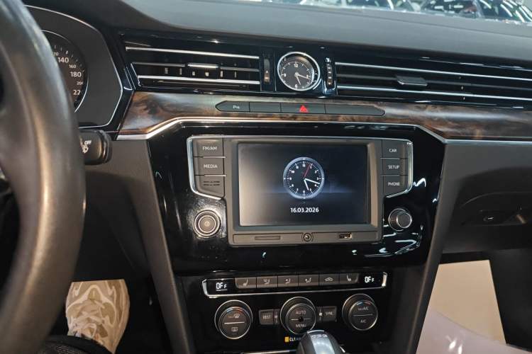 Used Volkswagen Magotan 2017 330TSI DSG Luxury Model Audio And AC Panel