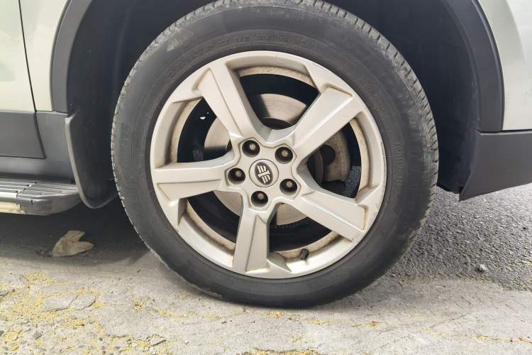 Used Bestune X80 2013 2.0L automatic comfort version Right Front Wheel Hub