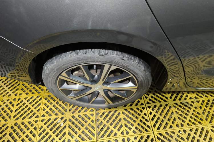 Used Geely Auto Emgrand 2022 4th Generation 1.5L CVT Flagship Model Right Rear Wheel Hub