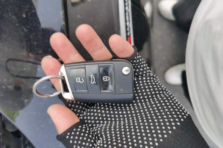 Used Volkswagen Tiguan L 2019 380TSI Automatic All-Wheel Drive Luxury Edition with 7 Seats China VI Standard Vehicle Key