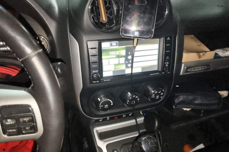 Used Jeep Compass 2014 2.0L two-wheel drive luxury version Audio And AC Panel