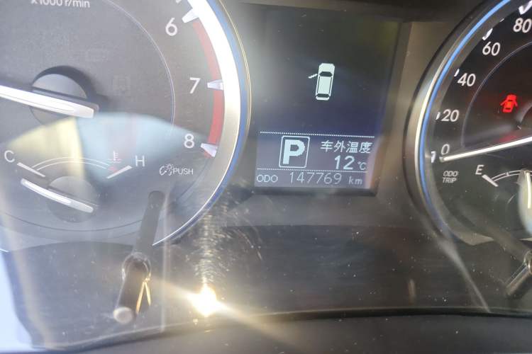 Used Toyota Highlander 2015 2.0T Four-Wheel Drive Luxury Edition 7-Seater Odometer Close Up