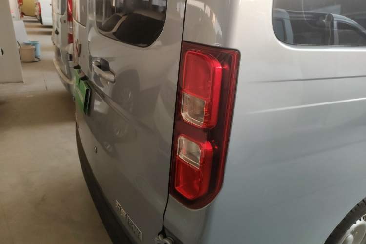 Used Wuling Yangguang 2024 300KM Comfort Version Passenger Van 75kW
