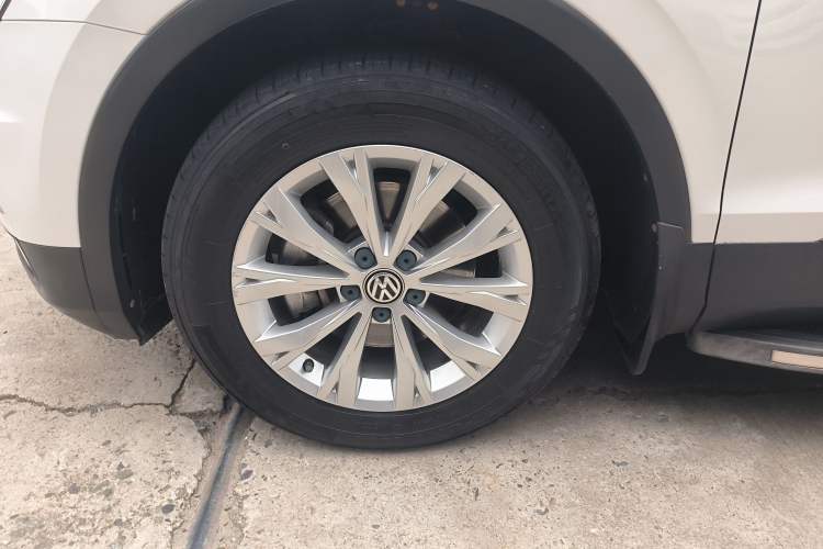 Used Volkswagen Tiguan L 2017 330TSI Automatic Two-Wheel Drive Luxury Edition Exterior 4