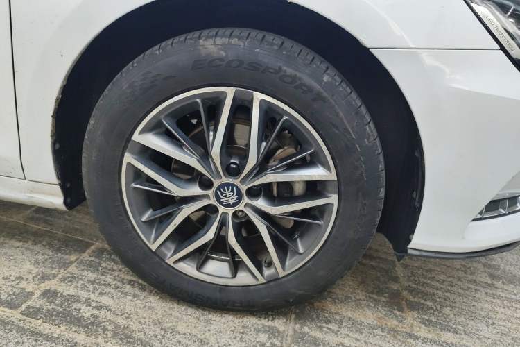 Used BYD Qin Pro New Energy 2019 EV Super Edition Standard Version Smart Connect Leading Style Right Front Wheel Hub