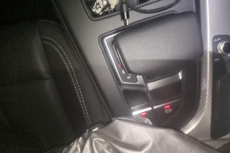 Used Audi A4L 2020 40 TFSI Fashionable and Elegant Model Gear Lever