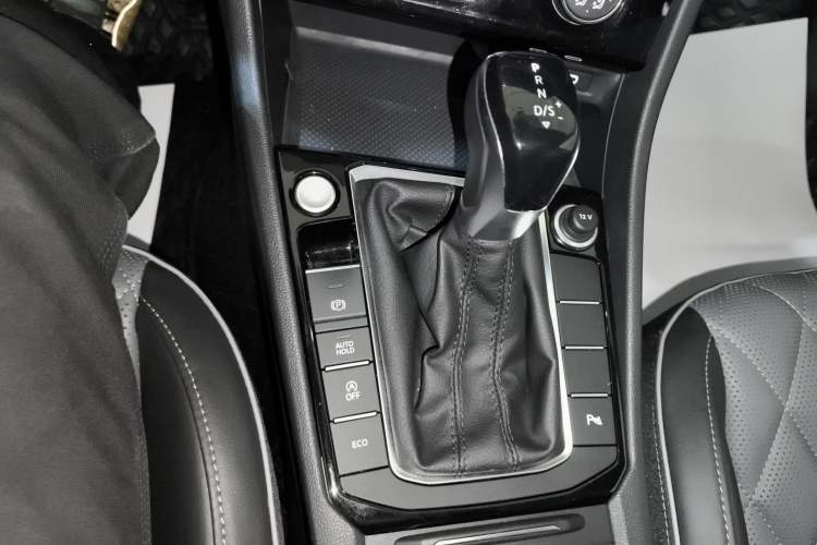 Used Volkswagen Sagitar 2023 300TSI DSG Excellence Edition Gear Lever