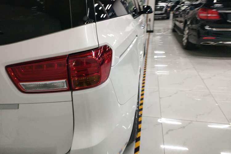 Used Kia Carnival 2015 2.2T Luxury Edition China IV
