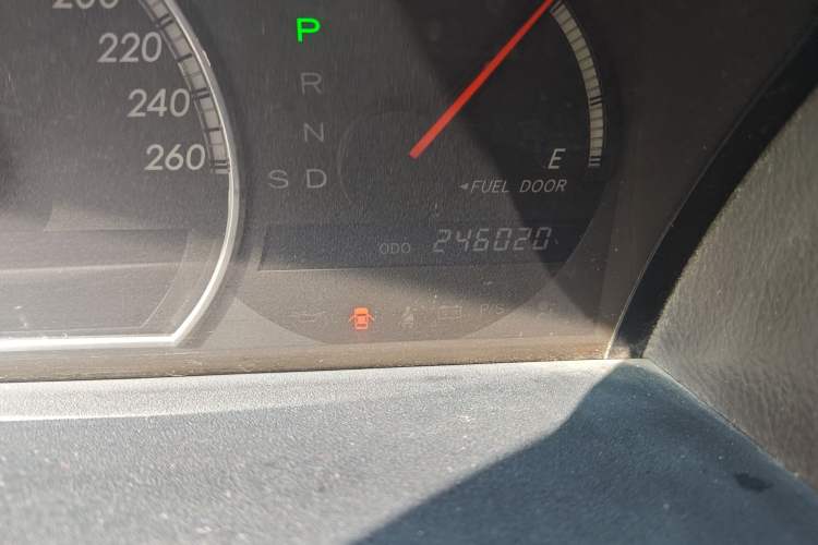 Used Toyota Crown 2005 2.5L Royal Odometer Close Up