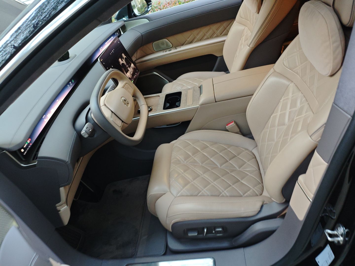 المقاعد الأمامية داخل السيارة