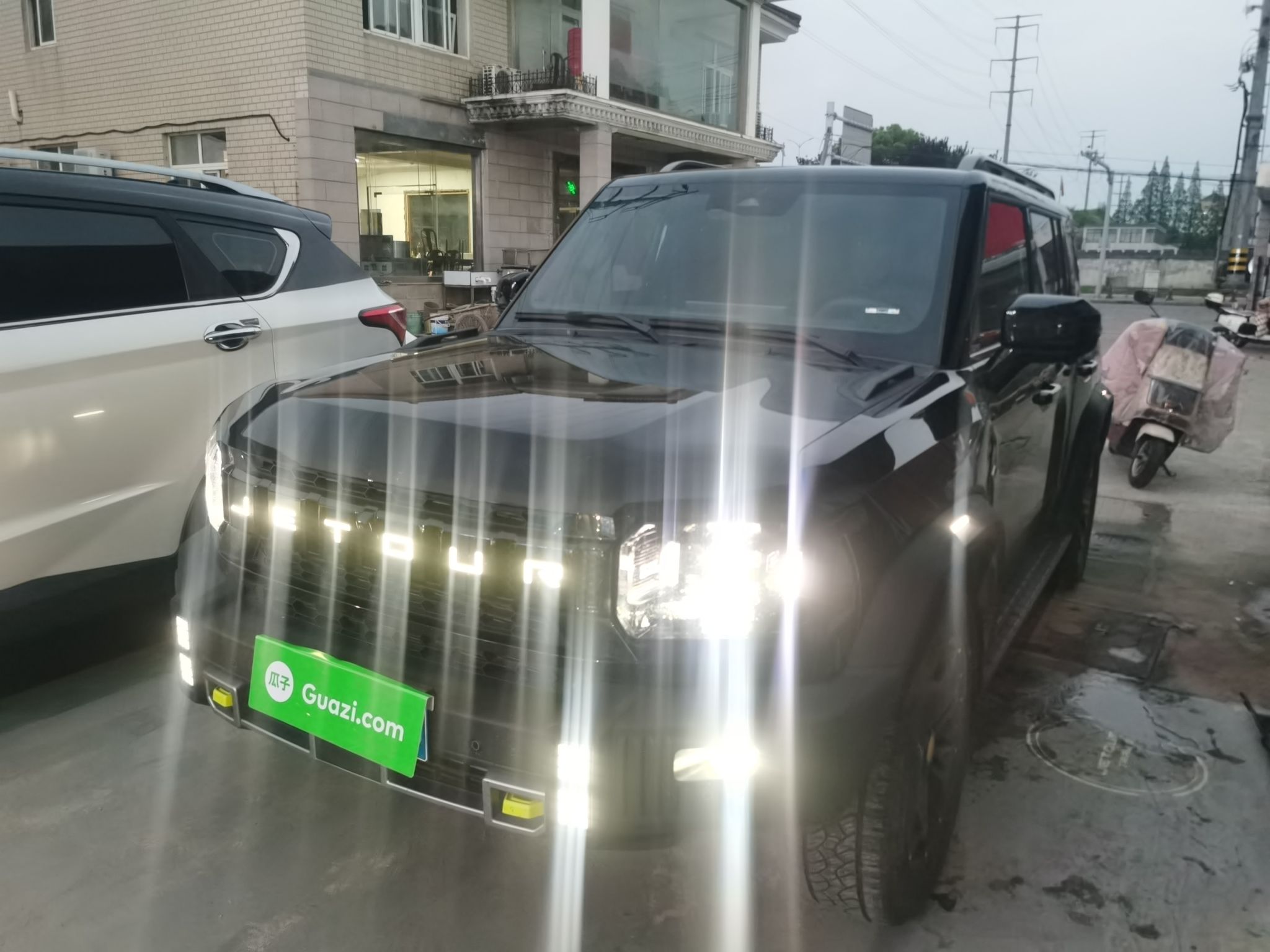 تحت مقدمة السيارة