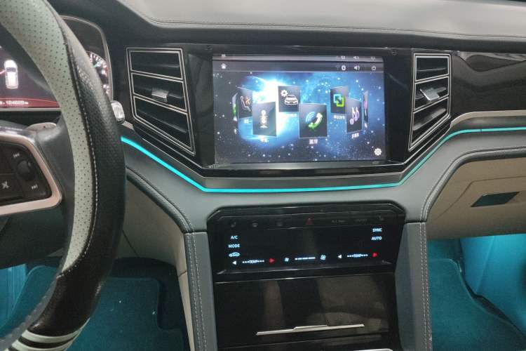 Used Zotye Domy X7 2017 Upgraded Edition 2.0T DCT Huangshan Model 7 Seats Audio And AC Panel