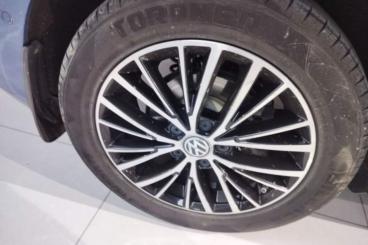 Used Volkswagen Touran 2018 Volkswagen Touran L 280TSI DSG Luxury Edition 7 Seats Right Rear Wheel Hub