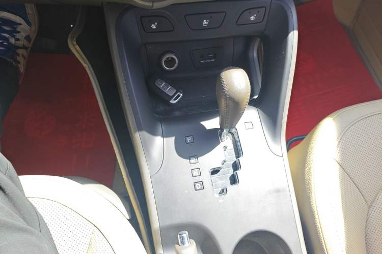 Used Hyundai ix35 2012 2.0L Automatic Two-Wheel Drive Elite Edition GLS Gear Lever