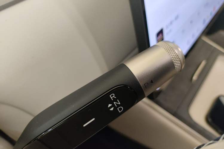 Used ONVO Luxeed L90 2025 Model—Ultra Six-Seater Version Gear Lever