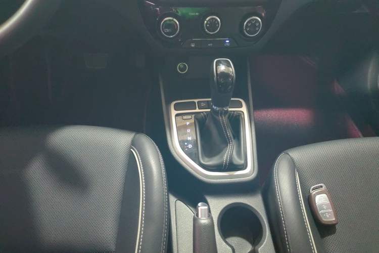 Used Hyundai ix25 2017 1.6L Automatic Smart Version Gear Lever