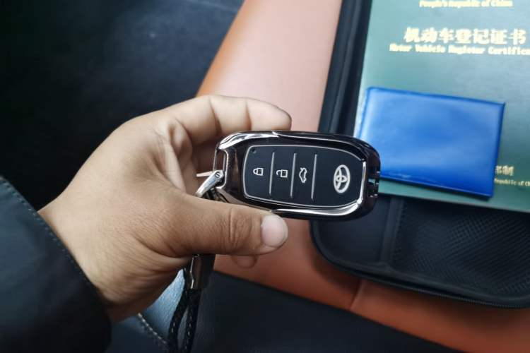 Used Toyota RAV4 2019 2.0L CVT Two-Wheel Drive Luxury Version China VI Standard Vehicle Key