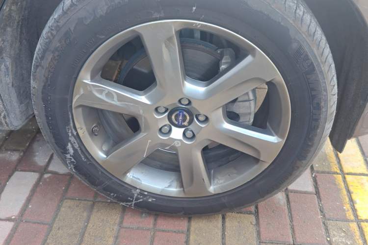 Used Volvo XC60 2015 T5 AWD Smart Drive Edition Right Front Wheel Hub