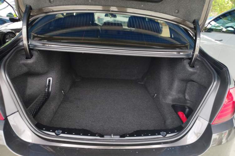 Used BMW 5 Series 2014 520Li Elegant Model
