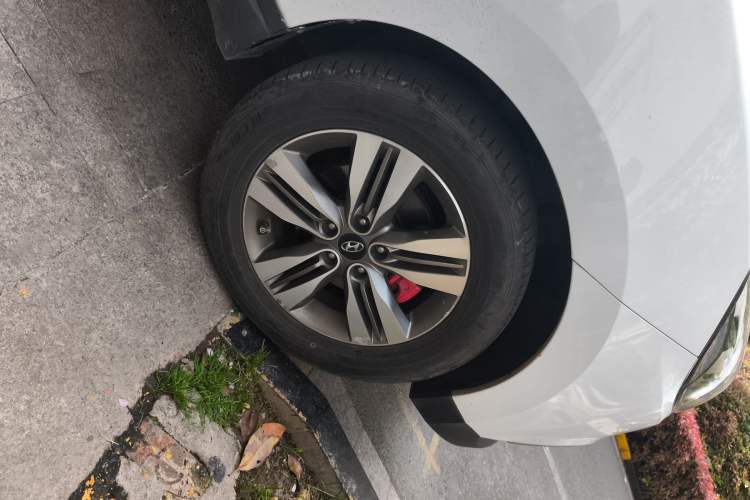 Used Hyundai ix35 2015 2.0L Automatic Two-Wheel Drive Leading Trim China IV Standard
