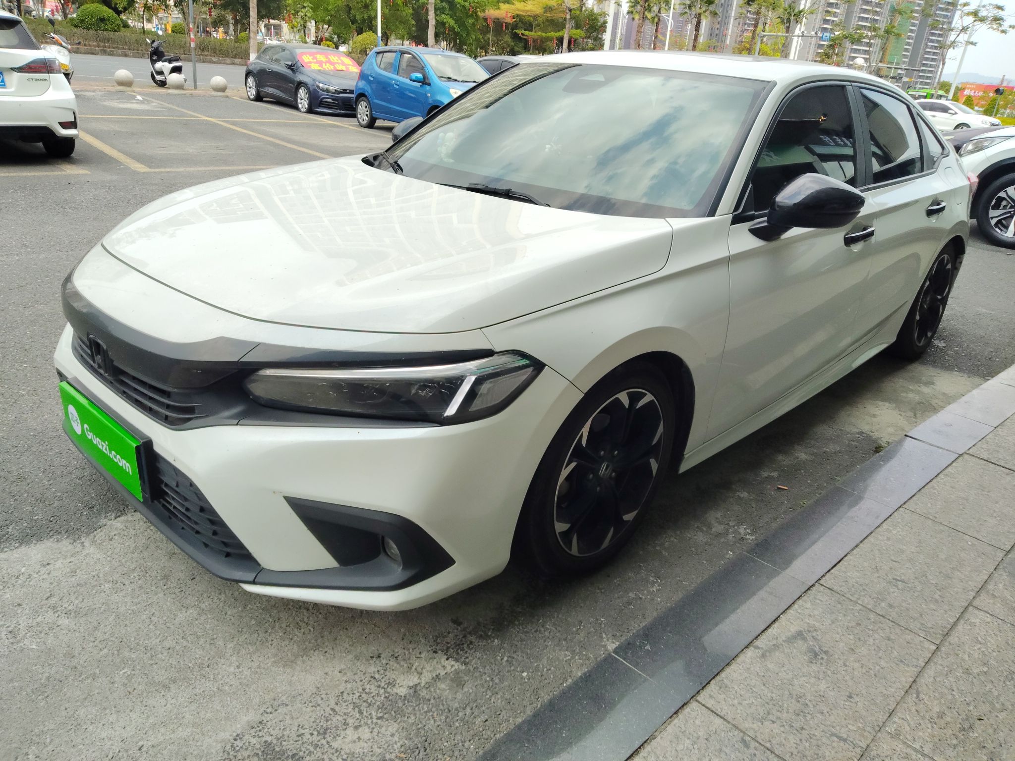 Под передней частью автомобиля