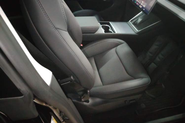 Used Tesla Model Y 2025 Rear-Wheel-Drive Version Right Front Seat