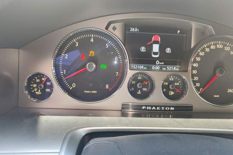 Used Volkswagen Phaeton 2011 3.6L V6 4-Seater Extended-Length Individual Edition Odometer Close Up