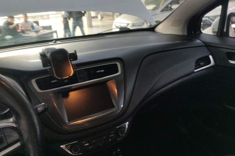 Used Chevrolet Lova RV 2016 1.5L Automatic FunDrive Edition Center Console