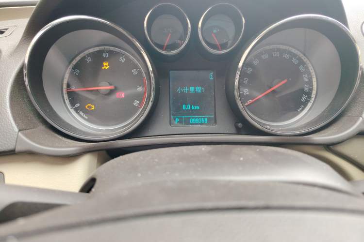 Used Buick Regal 2010 2.0L Expo Edition Odometer Close Up
