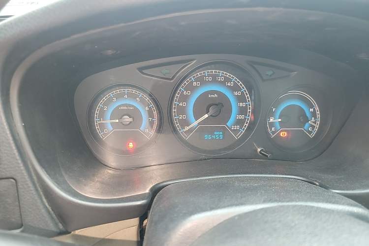 Used Soueast V3 Lingyue 2015 1.5L Manual Happiness Edition Odometer Close Up