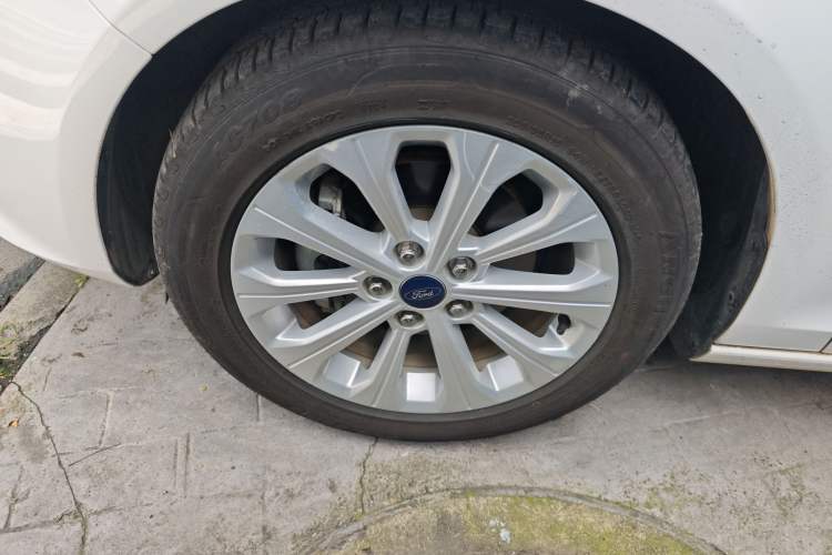 Used Ford Escort 2015 1.5L Automatic Fashion Model Left Front Wheel Hub