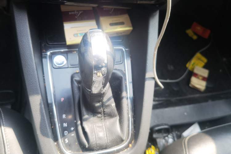 Used Volkswagen Sagitar 2017 180TSI Automatic Luxury Edition Gear Lever