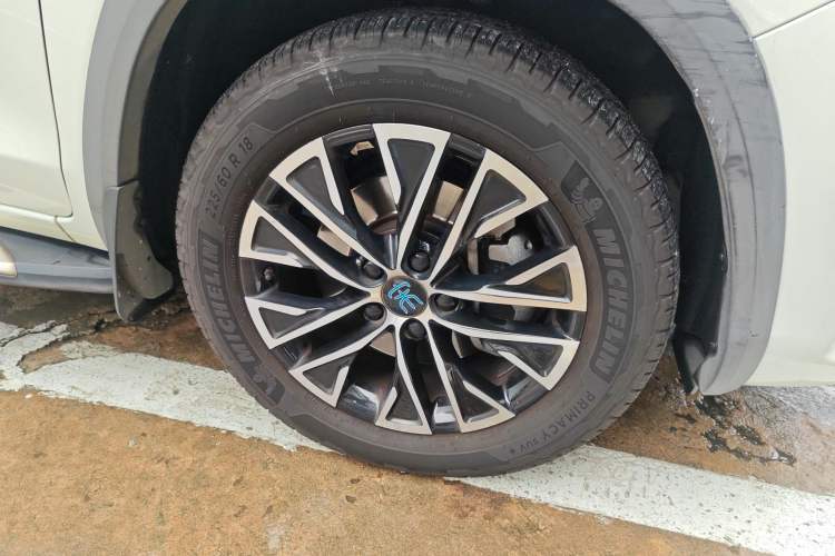 Used BYD Song New Energy 2017 Song DM 1.5TID All-Wheel Drive Luxury Model Right Front Wheel Hub