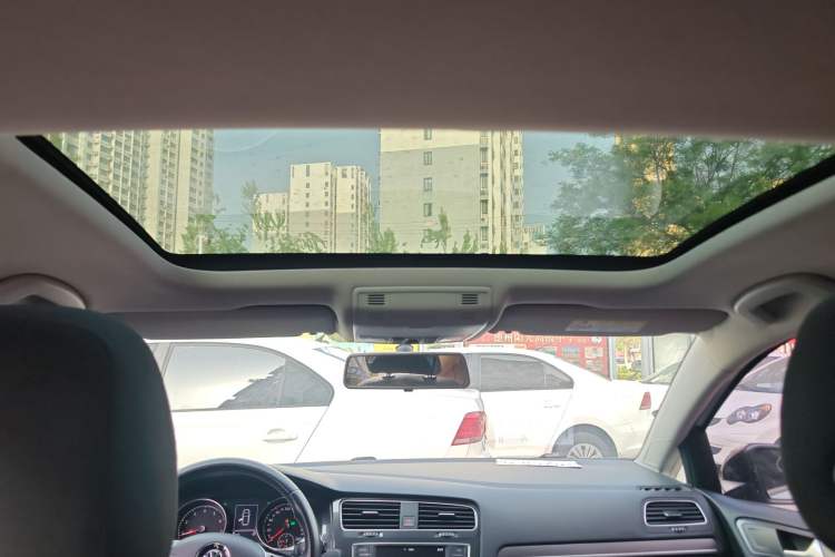 Used Volkswagen Golf 2017 1.6L Automatic Comfort Million-Vehicle Anniversary Edition
