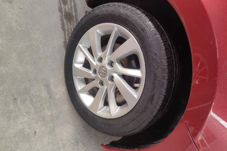 Used Nissan Tiida 2016 1.6L CVT Cool Dynamic Edition Right Front Wheel Hub