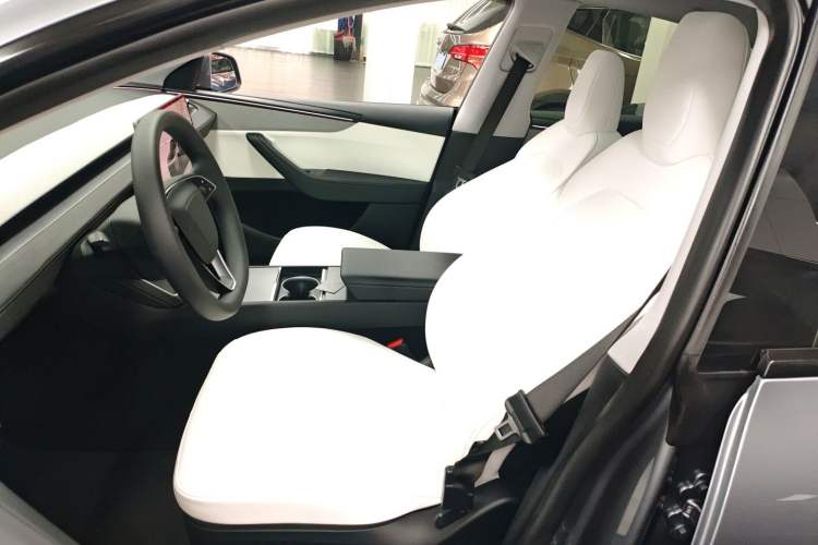 Used Tesla Model Y 2025 Rear-Wheel-Drive Version