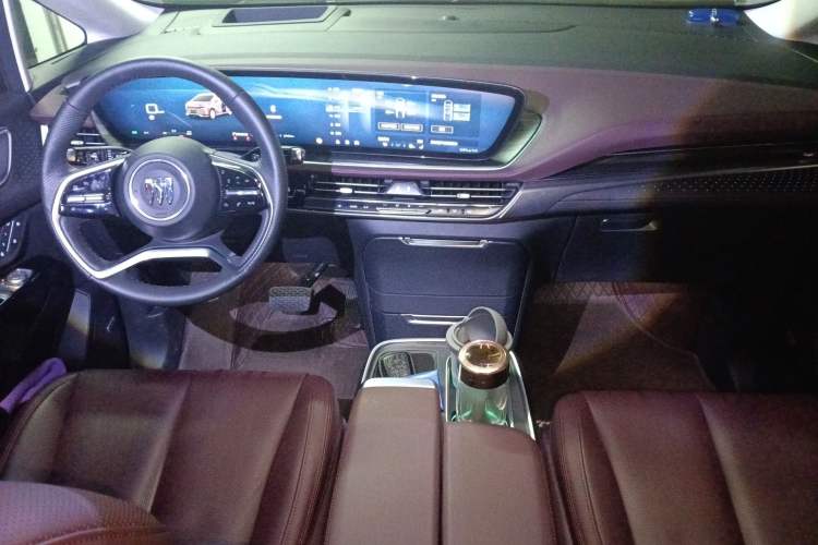 Used Buick Century 2023 2.0T Seven-Seater Yinshi Edition Center Console