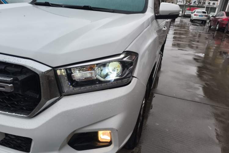 Used SAIC MAXUS T70 2019 2.0T Diesel Automatic Two-Wheel Drive Comfort Edition with Long Bed and High Ground Clearance