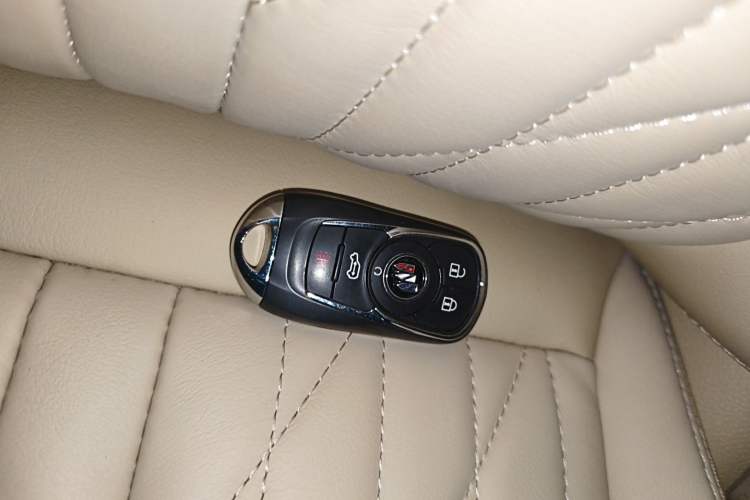 Used Buick GL8 2023 Facelifted Land Cruiser Executive Luxury Version