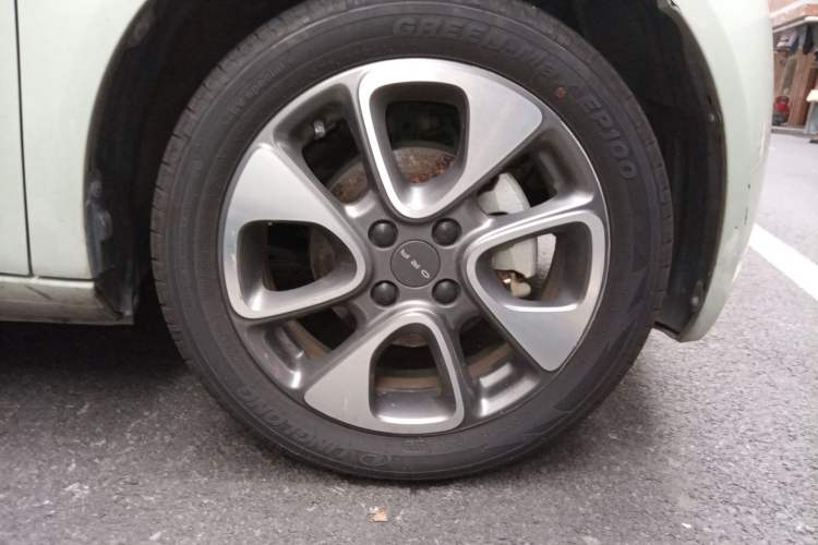 Used ORA White Cat 2020 305 km Luxury Version Right Front Wheel Hub