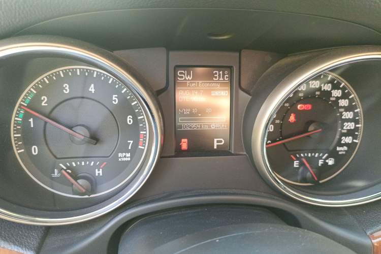 Used Jeep Grand Cherokee 2011 3.6L Luxury Navigation Edition Odometer Close Up