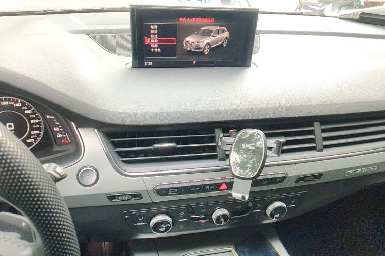 Used Audi Q7 2019 55 TFSI Technology Edition Audio And AC Panel